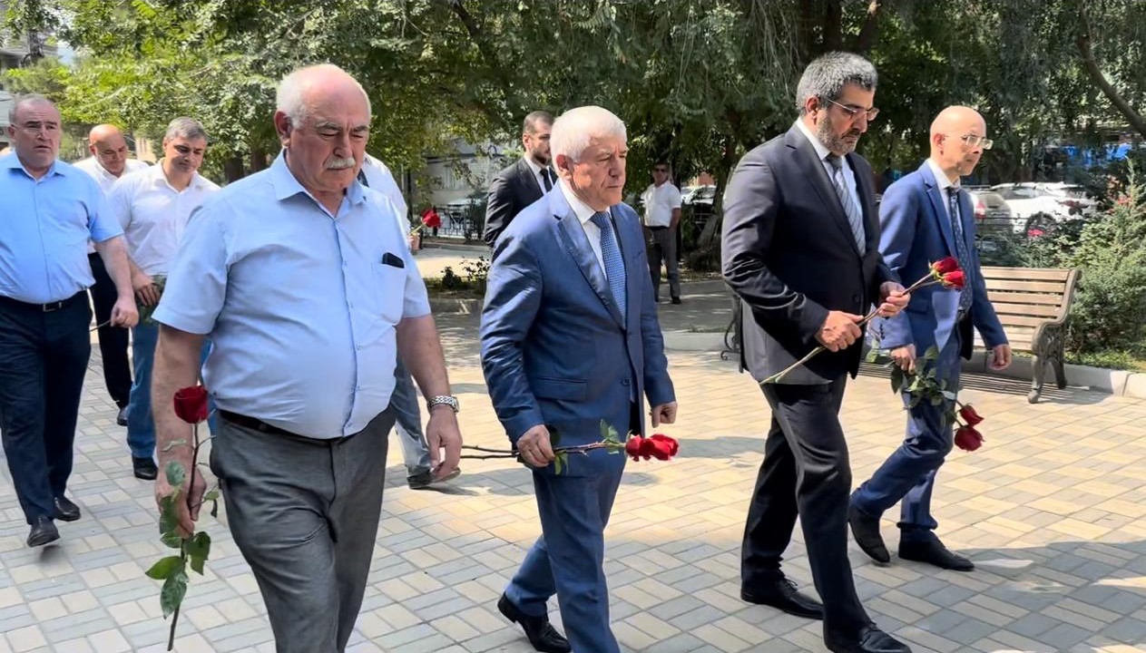 Гаджи Султанов и Сефер Алиев возложили цветы к памятнику Герою России Магомеду Нурбагандову